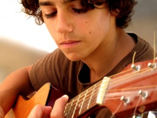 Adolescente con guitarra